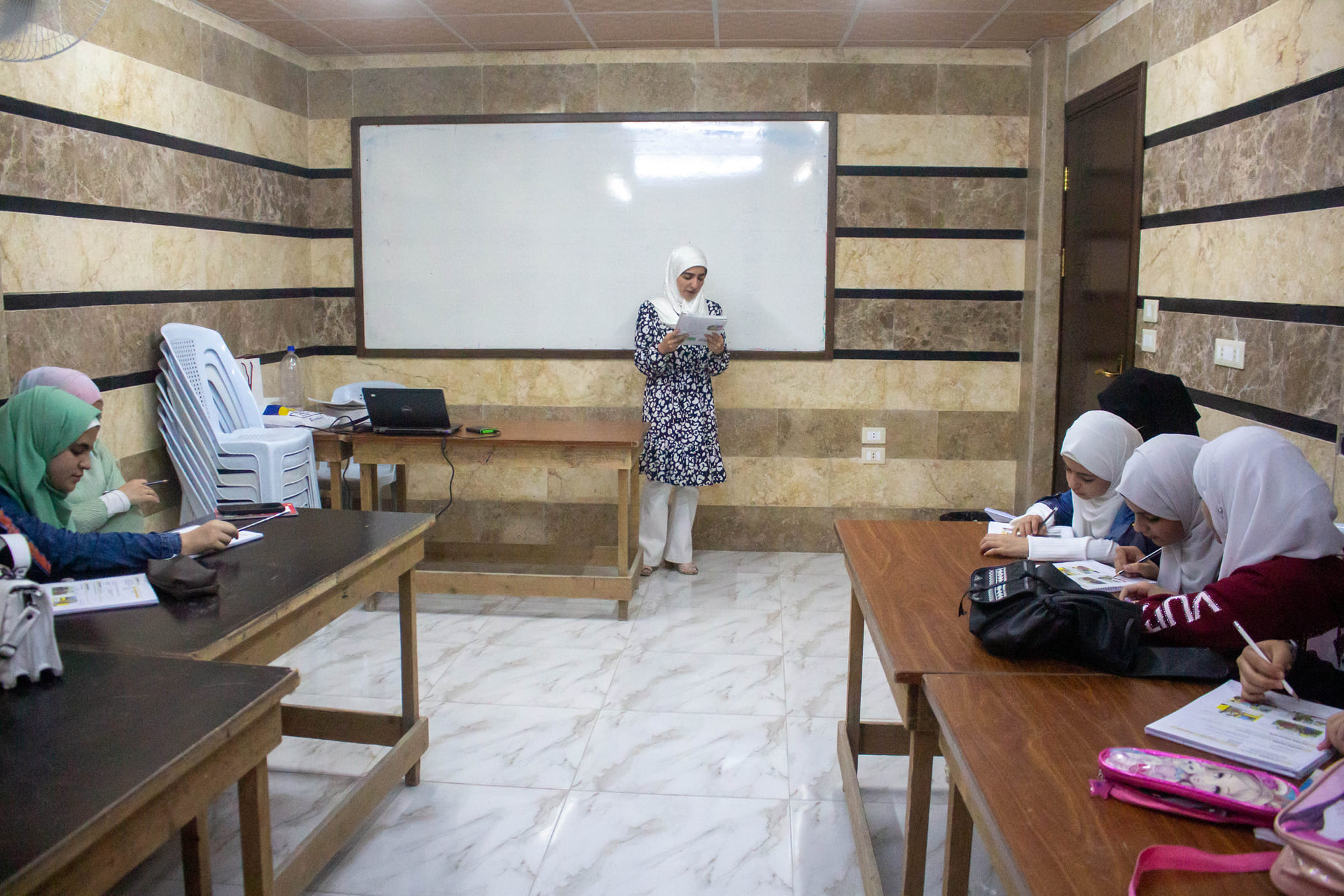 من دورات مركز التدريب المهني التابع لجمعية إنعاش الفقير الخيرية في التل